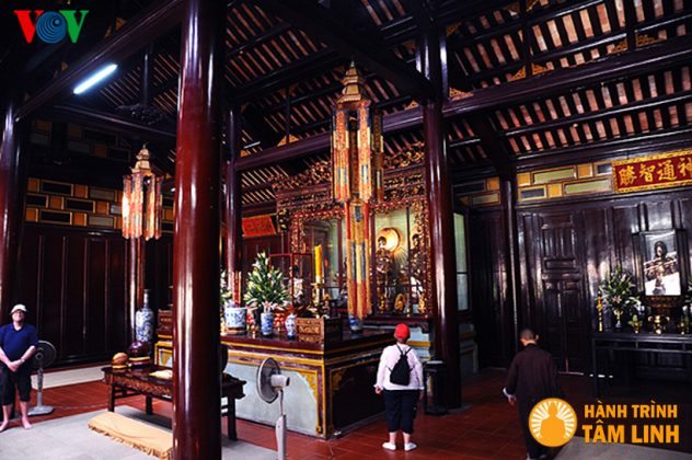 Bên trong điện Đại Hùng chùa Thiên Mụ ( Thành phố Huế )